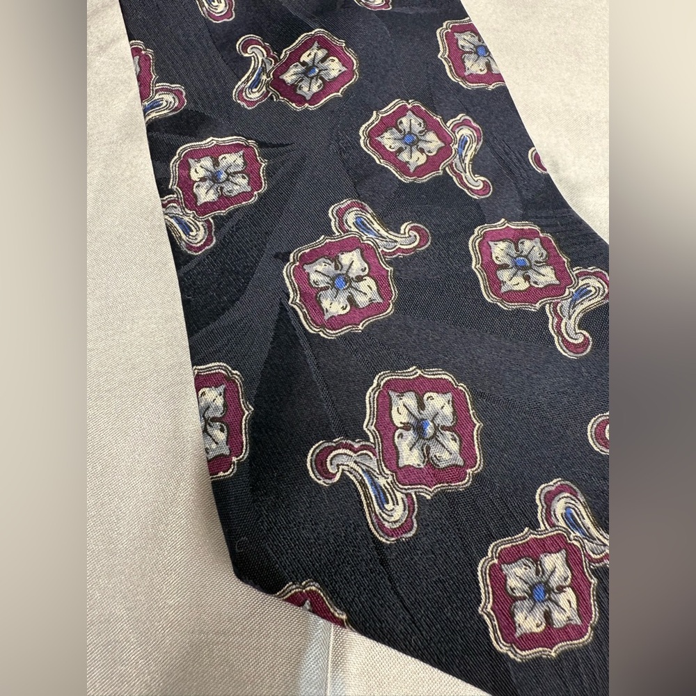 yApré for Tom James Vintage Men’s Navy Pattered Neck Tie 100% Silk - Picture 2 of 4